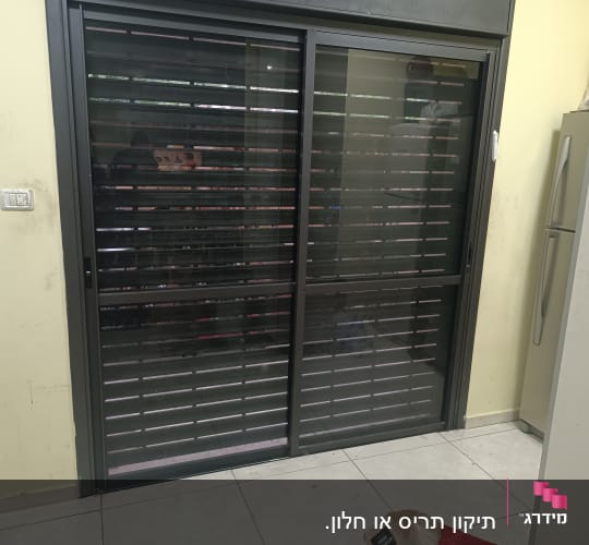 תריסים מותקנים על קיר פנימי בחדר